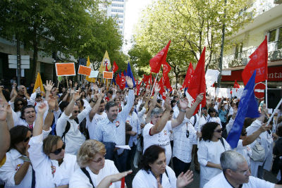 LARGAS CENTENAS DE ENFERMEIROS CULMINAM GRANDE GREVE DE 48 HORAS JUNTO MINISTÉRIO DA SAÚDE!