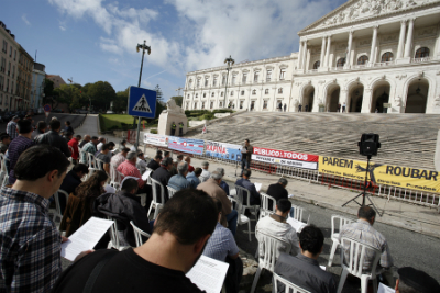 FERROVIÁRIOS REALIZAM PLENÁRIO JUNTO À ASSEMBLEIA DA REPÚBLICA - SÓ COM A LUTA SE CONSTRÓI A MUDANÇA DE POLÍTICA NECESSÁRIA!