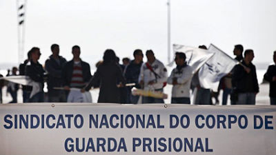 GUARDAS PRISIONAIS FAZEM VIGÍLIA PELAS 35 HORAS