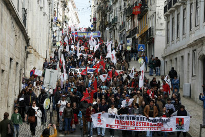 MANIFESTAÇÃO DE JOVENS TRABALHADORES - NÃO A UM FUTURO DE PRECARIEDADE! EXIGIMOS ESTABILIDADE!