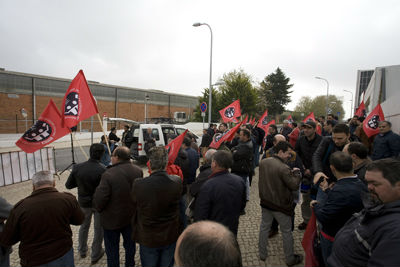 PLENÁRIO DE TRABALHADORES À FRENTE DA EMEF DECIDE CONTINUAR A LUTA!